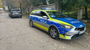 radiowóz policyjny przed zatrzymanym do kontroli pojazdem