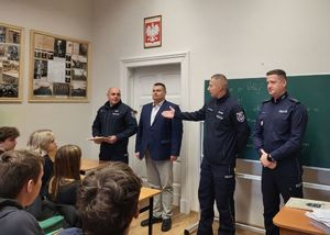 policjanci z dyrektorem szkoły