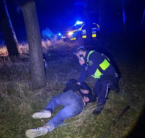 policjant w trakcie obezwładniania motocyklisty