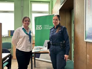 policjantka z pracownikiem ZUS