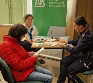 policjantka w trakcie rozmowy z interesantem