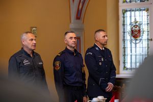 Nadkomisarz Manuszewski z przedstawicielami straży miejskiej i zakładu karnego