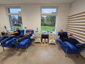 grudziądzcy policjanci w trakcie oddawania krwi