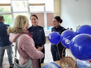 policjantki w trakcie rozmowy z odwiedzającymi stoisko policyjne