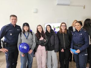 policjanci z odwiedzającymi stoisko