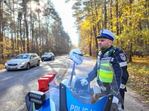 policjant w trakcie zabezpieczenia