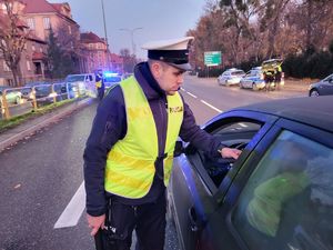 policjanci w trakcie badania trzeźwości