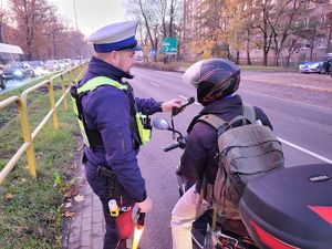 policjanci w trakcie badania trzeźwości