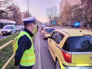 policjanci w trakcie badania trzeźwości