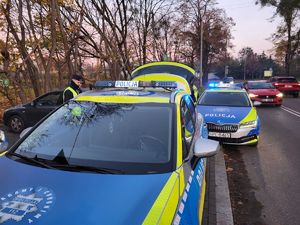 policjanci w trakcie badania trzeźwości