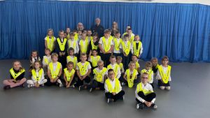 dzieci z przedstawicielami samorządu i policjantem