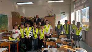 dzieci z przedstawicielami samorządu i policjantem