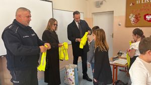 dzieci z przedstawicielami samorządu i policjantem