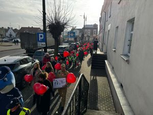 uczestnicy w trakcie marszu
