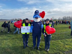 uczestnicy w trakcie marszu