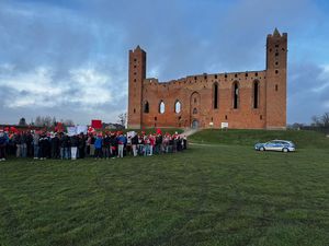 uczestnicy w trakcie marszu