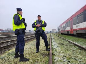 policjant ze strażnikiem ochrony kolei na torowisku