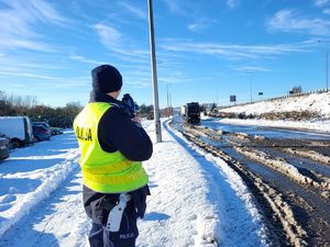 policjant w trakcie kontroli prędkości