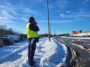 policjant w trakcie kontroli prędkości