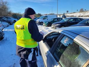 policjant w trakcie kontroli drogowej