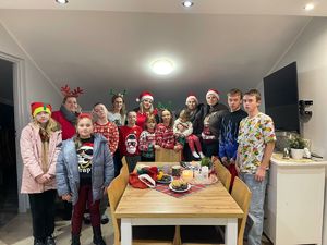 policjantki z dziećmi i opiekunami