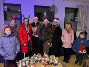 policjantki z dziećmi i opiekunami