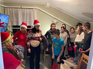 policjantki z dziećmi i opiekunami