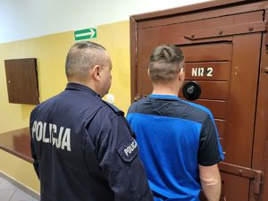 podejrzany z policjantem przed celą PDOZ