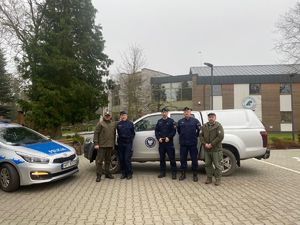 funkcjonariusze przy pojazdach przed rozpoczęciem działań