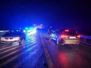 policjanci w trakcie działań na A1