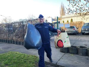 policjant niosący dary