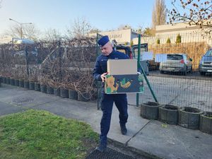 policjant niosący dary