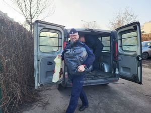 policjant niosący dary