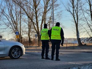 policjanci w trakcie nadzoru nad ruchem drogowym
