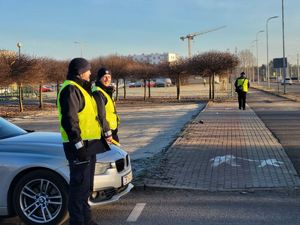 policjanci w trakcie nadzoru nad ruchem drogowym