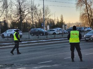 policjanci w trakcie nadzoru nad ruchem drogowym