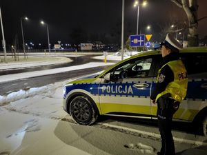 policjantka stojąca przy radiowozie