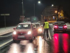 policjant w trakcie badania trzeźwości