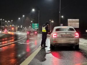 policjant w trakcie badania trzeźwości