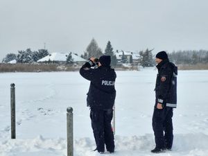 policjanci w trakcie nadzoru akwenów