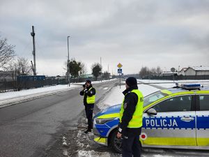 policjanci ruchu drogowego w trakcie nadzoru nad ruchem drogowym