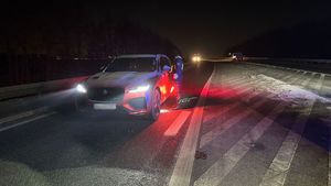 policjant w trakcie badania trzeźwości kierowców