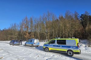 pojazdy policji w trakcie czynności w lesie