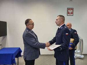 asp. szt. Dariusz Rutkowski  w trakcie odbierania gratulacji od komendanta