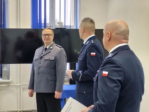 asp. szt. Dariusz Rutkowski  odbierający gratulacje