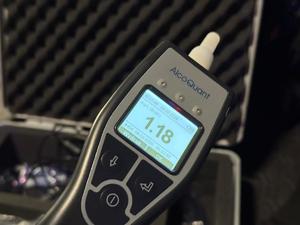 alkomat wskazujący wynik 1,82 mg/l