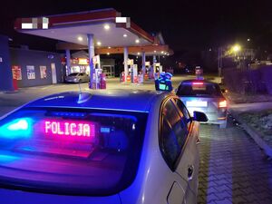 policjanci w trakcie kontroli pojazdu