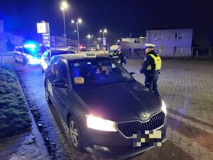 policjanci w trakcie kontroli pojazdu