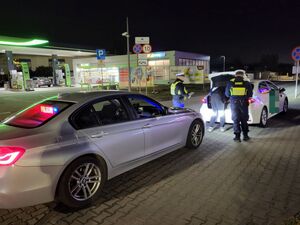 policjanci w trakcie kontroli pojazdu