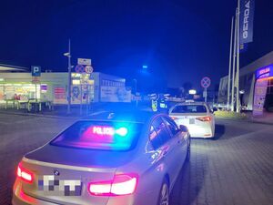 policjanci w trakcie kontroli pojazdu